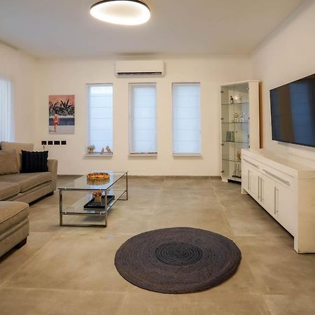וילה רוני בריכה מחוממת Villa Roni Heated Pool Ейлат Екстер'єр фото