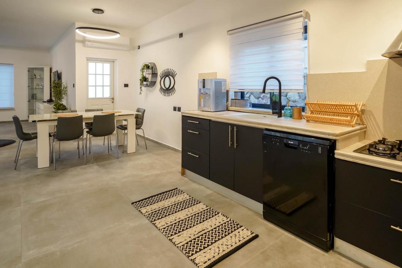 וילה רוני בריכה מחוממת Villa Roni Heated Pool Ейлат Екстер'єр фото